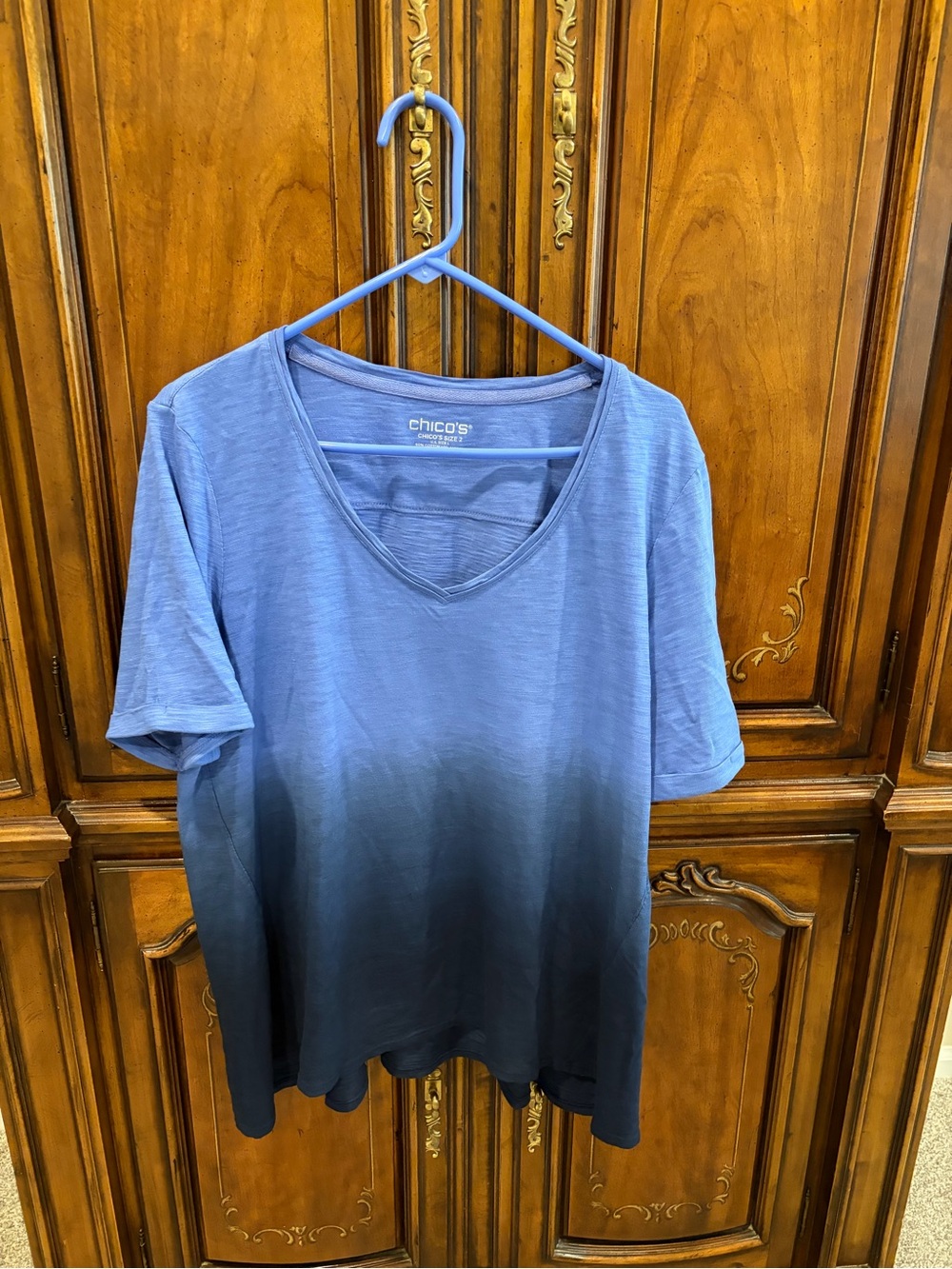 Chico's Blue Ombre V-Neck Tee EUC Like NEW